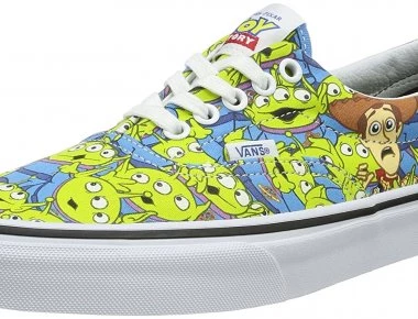 Πώς φτιάχνονται τα διάσημα sneakers «Vans» - Βίντεο